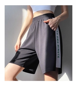 Détail de la taille élastique haute sur le short de sport noir avec bande blanche