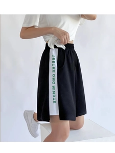 Détail de la taille élastique et de la bande latérale contrastée sur le short de sport