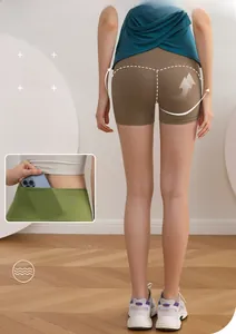Détail du short de yoga taille haute montrant la poche arrière cachée pour téléphone