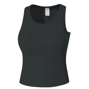 Détail du débardeur de fitness noir côtelé montrant l'étiquette et la texture du tissu