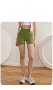 Gros plan sur le short de yoga vert olive à taille haute avec tissu sans couture ultra doux