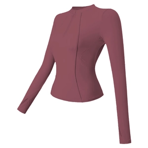 Détail du haut de yoga ajusté avec demi-zip, col montant et passe-pouces en rose poudré
