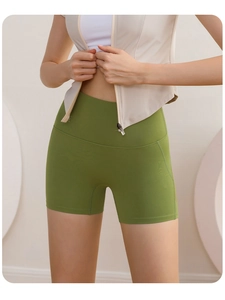 Détail macro du short de yoga taille haute vert avocat avec couture ergonomique et effet galbant