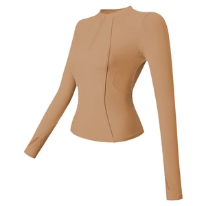Détail du haut de yoga ajusté avec col à demi-zip et poignets à passe-pouce pratiques