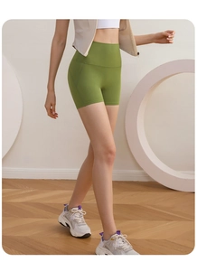 Détail du short de yoga vert à taille haute montrant le tissu sans couture et élastique