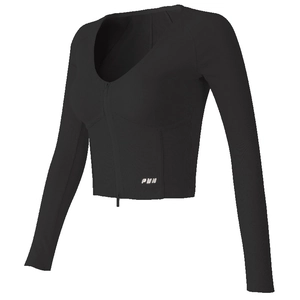 Close-up of black ribbed yoga top with double zipper, V-neckline and RUN text detail