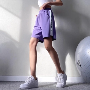 Short de sport violet pour femme avec bandes latérales blanches et taille élastique