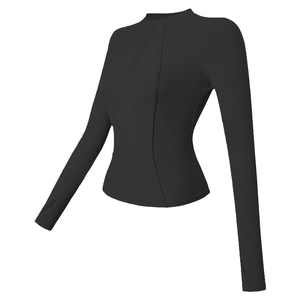 Détail du haut de yoga noir avec coutures ergonomiques et poignets avec passe-pouce