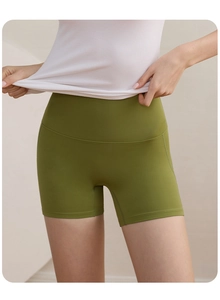 Gros plan sur le short de yoga taille haute vert olive en tissu élastique doux et lisse