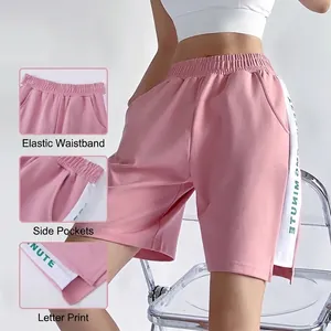 Short de sport rose pour femme avec taille élastique et rayures latérales imprimées