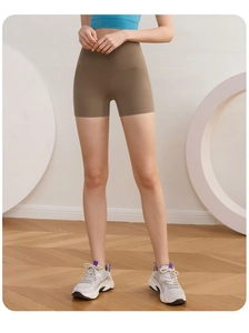 Détail du short de yoga taille haute café avec effet galbant fessier sans couture