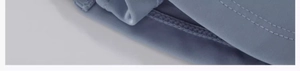 Vue macro détaillée du tissu bleu brume de l'ensemble de yoga et coutures élastiques