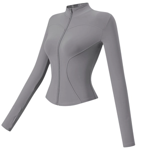 Veste de sport grise pour femme avec passants de pouce et col montant pour le yoga