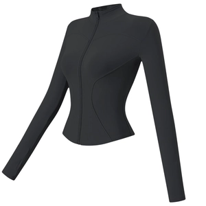 Détail de la veste de sport noire cintrée avec col montant zippé et passe-pouces
