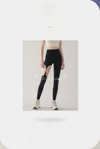 Détail de la découpe sexy avec boucle métallique sur un pantalon de yoga noir