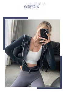 Détail de la veste de yoga pour femme avec fermeture éclair et broderie rouge