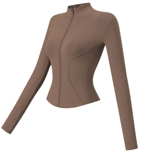 Détail de la veste de sport marron foncé avec trous pour les pouces et coutures