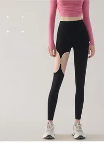 Détail du pantalon de yoga taille haute avec découpes et boucles métalliques aux cuisses