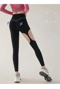 Vue détaillée du pantalon de yoga taille haute avec effet liftant et découpes