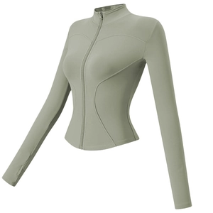 Détails de la veste de yoga vert sauge avec coupe cintrée et passages pour pouces