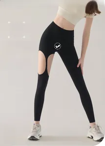 Détail de l'entrejambe sans couture et de la boucle en métal ajourée du legging yoga