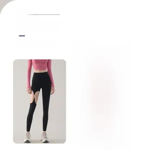 Détails du pantalon de yoga avec découpes latérales et boucles métalliques en vert