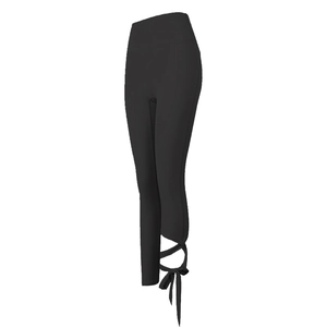 Dettaglio dei pantaloni da yoga a vita alta con lacci decorativi e fiocchi alle caviglie