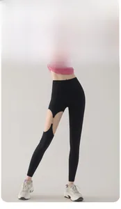 Détail du legging de yoga noir taille haute avec découpes et boucles métalliques