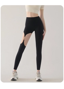 Détail du pantalon de yoga noir taille haute avec anneaux métalliques et découpes
