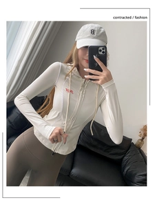 Gros plan détaillé de la veste de yoga à capuche slim avec broderie de lettres élégante