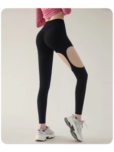 Vue détaillée latérale du pantalon de yoga noir à taille haute avec découpe ovale