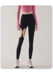 Détail de legging de yoga taille haute avec découpe latérale et anneaux métalliques