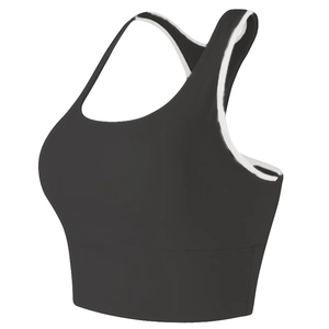 Dettaglio del reggiseno sportivo nero con profili bianchi a contrasto e dorso a vogatore