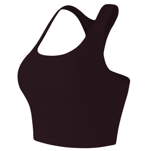 Dettaglio del reggiseno sportivo nero con dorso a vogatore e silhouette ergonomica 3D