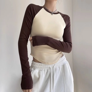 Slim fit contrast long sleeve yoga top with crew neck and curved hem for women