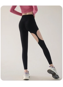Détail du legging de yoga noir à taille haute avec découpe latérale sexy et ajourée