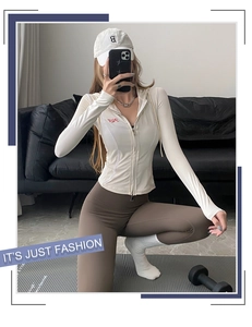Détail de la veste de yoga à capuche slim et du legging taille haute en salle de sport