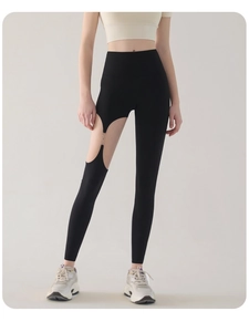 Détail de la découpe en croissant sur le pantalon de yoga avec trois anneaux métalliques