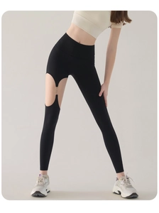 Détail du legging de yoga taille haute avec découpes latérales et anneaux métalliques