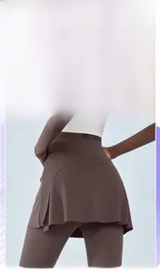Détail de legging de yoga taille haute avec jupe 2-en-1 en couleur marron foncé