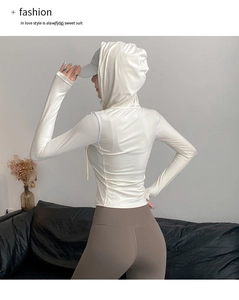 Veste de yoga blanche cintrée à capuche en tissu léger à séchage rapide pour le sport