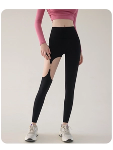 Vue détaillée du legging de yoga taille haute avec découpes latérales et anneaux en métal