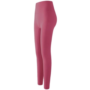 Détail du legging de yoga taille haute rose rouge avec texture galbante sans couture