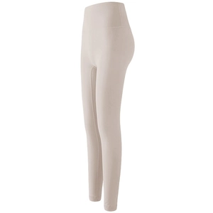 Vue détaillée de face latérale du legging de yoga beige à taille haute sans couture