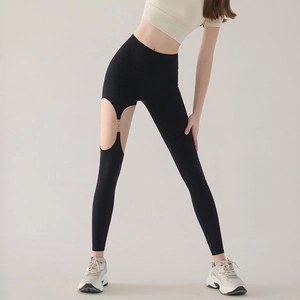 Legging de yoga noir taille haute avec découpes sexy et anneaux métalliques sur le côté