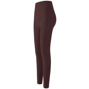Vue détaillée du legging de yoga taille haute marron chocolat montrant la coupe latérale