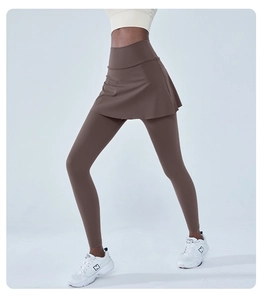 Vue détaillée du legging de yoga deux-en-un marron chocolat à taille haute avec jupe plissée