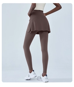 Vue arrière du legging de yoga marron taille haute avec détails de jupe plissée