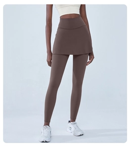 Détail du legging de yoga 2 en 1 taille haute avec jupe à fente latérale marron café