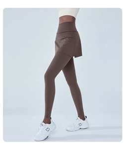 Détail de legging de yoga 2 en 1 marron foncé à taille haute avec jupe intégrée